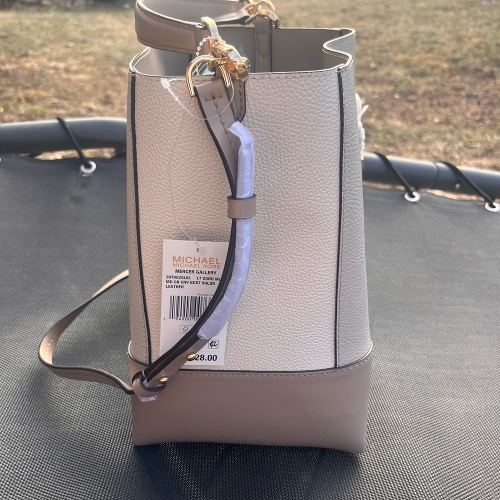 Michael Kors Mercer Gallery medium two-tone pebbled leather bucket bag - Picture 11 of 14